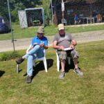 Jörg G. und Ralf D. sitzen als Juroren in der ersten Reihe. Kein Kommando wurde überhört, keine Flugfehler übersehen.