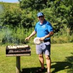 Starten, Rolle, Looping, Touch & Go, kann Hansi nicht nur in der Luft als Kunstflieger, sondern auch am Grill werden die Würstchen nicht gedreht, sondern gerollt oder im Looping gewendet.