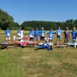 (v.l.n.r) Teamsieger 2025 Uwe F., Erster Gewinner des MFC-Falken-Wanderpokals 2025 Vincent G., Sieger 2025 Jens G., Michael P., Vizemeister MIcha K., Grillmeister Hansi, die Dritten im Teamwettbewerb Thomas I. + York L., Zweiter im Team (mit Vincent) Andy C., Juroren Ralf D. + Jörg G., Frederik L, Teamsieger Josef D.